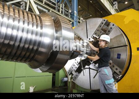 Themenfoto, Stellenabbau bei Siemens Energy - junger Ingenieur in der Produktion, kooperative IngenieureAusbildung bei Siemens Energy, kooperative Ingenieurausbildung Stockfoto