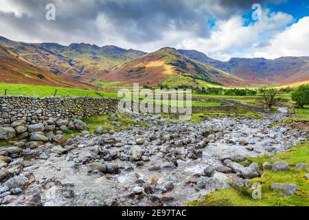 Eine Landschaft von Hängen und einem kleinen Bach in Cumbria. Stockfoto