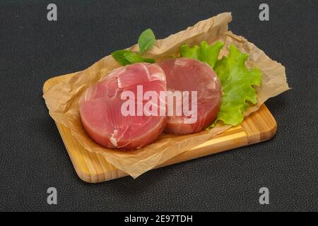 Rohen Thunfisch runde Steak bereit für Grill Stockfoto