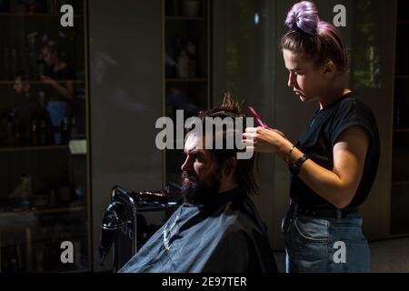 Nahaufnahme von Friseur Styling Bart zu Mann im Friseurladen, Personal Stylist Friseur. Stockfoto