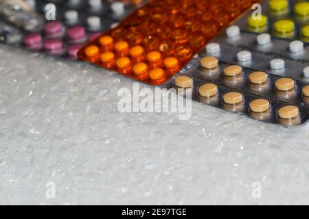 Trendy modernen minimalistischen Hintergrund der bunten Tabletten. Packungen von Tabletten in Blisterpackungen Selektiver Fokus Stockfoto