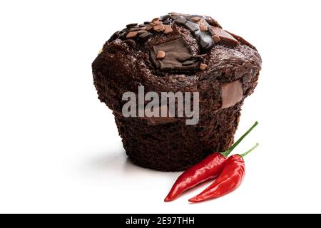 Würzige dunkle Schokolade Muffin isoliert auf weißem Hintergrund Stockfoto