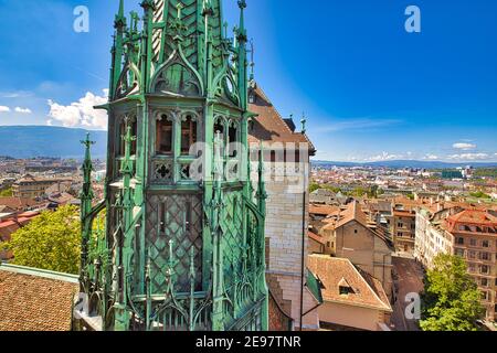 Gotischer Turm und Glockenturm der Saint-Pierre Kathedrale in der Genfer Altstadt. Dächer von Häusern und Panoramablick von der evangelischen Kirche im Hintergrund Stockfoto