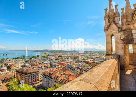 Genfer Skyline, Leman Lake, Jet d'Eau Brunnen, Bucht, Hafen und Turm der Kathedrale, Französisch Schweizer in der Schweiz. Blick auf romanischen Glockenturm von Stockfoto