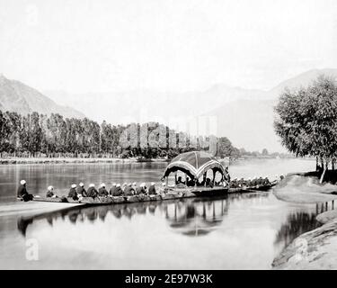 Foto aus dem späten 19th. Jahrhundert - 'Commissioner's Boat', zeremonieller Lastkahn, Kaschmir Indien Stockfoto
