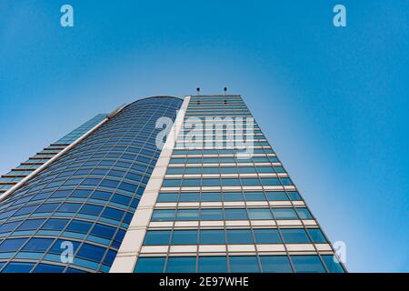 Minsk, Weißrussland - 01. Februar 2021: Ansicht von unten der modernen Wolkenkratzer im Geschäftsviertel gegen blauen Himmel, Wolkenkratzer blauen Himmel Hintergrund Stockfoto