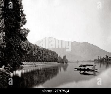 Ende 19th Jahrhundert Fotografie - Srinagar, Kaschmir, Indien, Boot auf dem Jhelum Fluss Stockfoto