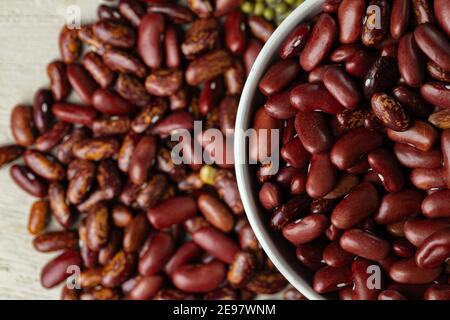 Rohes Getreide oder Bohnen in Gläsern aus nächster Nähe. Vegane und vegetarische Speisen. Stockfoto