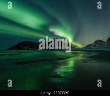 Nordlichter am Nachthimmel. Aurora Borealis über Skagsanden Strand auf den Lofoten Inseln. Nordnorwegen. Der Sternenhimmel im Winter. Stockfoto