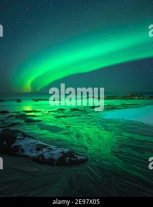 Nordlichter am Nachthimmel. Aurora Borealis über Skagsanden Strand auf den Lofoten Inseln. Nordnorwegen. Der Sternenhimmel im Winter. Stockfoto