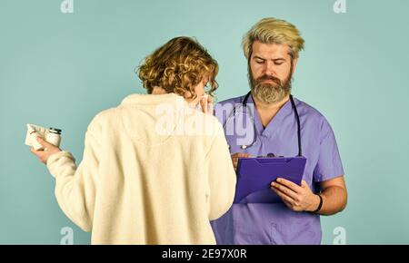 Anamnese. Arzt kommunizieren Frau. Laufende Nase. Fragen Sie nach Beschwerden. Medizinische Behandlung. Symptome einer Virusinfektion. Verschreiben Sie Tests und Behandlung. Kranker Patient. Diagnosekonzept. Medizinische Hilfe. Stockfoto