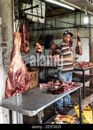 KANDY, SRI LANKA - 12. März 2019: Südasiatische Metzgerei mit frischem Fleisch auf dem Markt. Stockfoto