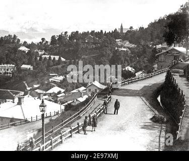 Ende 19th Jahrhundert Fotografie - hohe Ansicht von der Straße Simla, Shimla, Indien Stockfoto