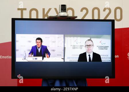 Tokio, Japan. Februar 2021, 03rd. Christophe Dubi (auf dem linken Bildschirm), Executive Director für Olympische Spiele des Internationalen Olympischen Komitees, und Craig Spence (auf dem rechten Bildschirm), Chief Brand and Communications Officer des Internationalen Paralympischen Komitees, Werden auf einem Fernsehbildschirm während der gemeinsamen Pressekonferenz zwischen Tokyo Organisationskomitee der Olympischen und Paralympischen Spiele (Tokio 2020), dem Internationalen Olympischen Komitee (IOC) und dem Internationalen Paralympischen Komitee (IPC) in Tokio, Japan, am 3. Februar 2021 dargestellt. Quelle: Xinhua/Alamy Live News Stockfoto