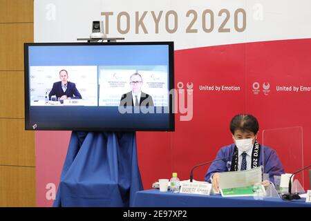 Tokio, Japan. Februar 2021, 03rd. Pierre Ducrey (auf dem linken Bildschirm), Operations Director für Olympische Spiele des Internationalen Olympischen Komitees, und Craig Spence (auf dem rechten Bildschirm), Chief Brand and Communications Officer des Internationalen Paralympischen Komitees, Werden auf einem Fernsehbildschirm dargestellt, während Nakamura Hidemasa, der für die Olympischen Spiele 2020 in Tokio zuständig ist, am Februar beim gemeinsamen Pressegespräch zwischen dem Organisationskomitee der Olympischen und Paralympischen Spiele in Tokio (Tokio 2020), dem Internationalen Olympischen Komitee (IOC) und dem Internationalen Paralympischen Komitee (IPC) in Tokio, Japan, teilnimmt. Quelle: Xinhua/Alamy Stockfoto