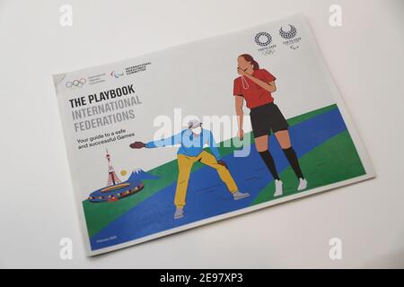 Tokio, Japan. Februar 2021, 03rd. Das Foto vom 3. Februar 2021 zeigt die erste Version des Playbooks, das vom Organisationskomitee der Olympischen und Paralympischen Spiele in Tokio (Tokio 2020), dem Internationalen Olympischen Komitee (IOC) und dem Internationalen Paralympischen Komitee (IPC) in Tokio, Japan, veröffentlicht wurde. Tokyo 2020, IOC und IPC veröffentlichten am Mittwoch die erste Version des Playbooks, eine Ressource, die die persönlichen Verantwortlichkeiten umreißt, die die wichtigsten Akteure wahrnehmen müssen, um ihre Rolle bei der Gewährleistung sicherer und erfolgreicher olympischer und paralympischer Spiele in diesem Sommer zu spielen. Quelle: Xinhua/Alamy Live News Stockfoto