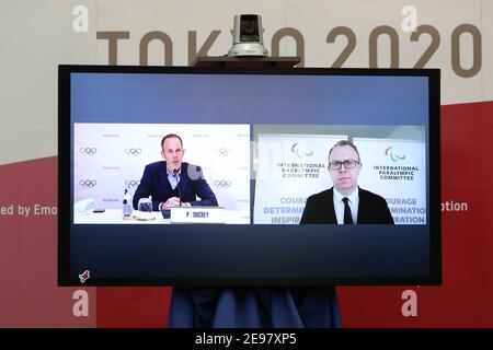 Tokio, Japan. Februar 2021, 03rd. Pierre Ducrey (auf dem linken Bildschirm), Operations Director für Olympische Spiele des Internationalen Olympischen Komitees, und Craig Spence (auf dem rechten Bildschirm), Chief Brand and Communications Officer des Internationalen Paralympischen Komitees, Werden auf einem Fernsehbildschirm während der gemeinsamen Pressekonferenz zwischen Tokyo Organisationskomitee der Olympischen und Paralympischen Spiele (Tokio 2020), dem Internationalen Olympischen Komitee (IOC) und dem Internationalen Paralympischen Komitee (IPC) in Tokio, Japan, am 3. Februar 2021 dargestellt. Quelle: Xinhua/Alamy Live News Stockfoto