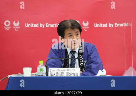 Tokio, Japan. Februar 2021, 03rd. Nakamura Hidemasa, der für die Olympischen Spiele 2020 in Tokio zuständig ist, nimmt am 3. Februar 2021 an der gemeinsamen Pressekonferenz des Organisationskomitees der Olympischen und Paralympischen Spiele in Tokio (Tokio 2020), des Internationalen Olympischen Komitees (IOC) und des Internationalen Paralympischen Komitees (IPC) Teil. Tokyo 2020, IOC und IPC veröffentlichten am Mittwoch die erste Version des Playbooks, eine Ressource, die die persönlichen Verantwortlichkeiten umreißt, die die wichtigsten Akteure wahrnehmen müssen, um ihre Rolle bei der Gewährleistung sicherer und erfolgreicher olympischer und paralympischer Spiele in diesem Sommer zu spielen. Kredit: Xinhua/Alamy Li Stockfoto