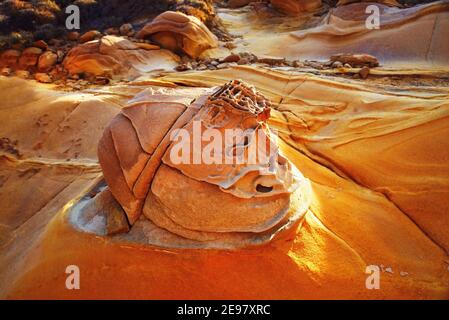 Sphärische vulkanische Formation in Lavagestein in schöner, warmer Abendbeleuchtung auf der Insel Lemnos, Griechenland Stockfoto