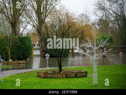 Old Windsor, Berkshire, Großbritannien. 3rd. Februar 2021. Für die Themse in Old Windsor gibt es jetzt eine Überschwemmungswarnung. Hochwasser ist bereits in den Gärten der Häuser entlang des Flusses und des Themse Path. Es wird mit Sachüberflutungen gerechnet, und der Fluss an der Themse ist weiterhin sehr hoch. Diejenigen, die in der Nähe des Flusses leben, wurden gewarnt, den Hochwasserschutz zu aktivieren. Quelle: Maureen McLean/Alamy Live News Stockfoto