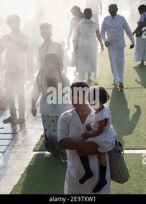 ANURADHAPURA, SRI LANKA - 9. März 2019: Südasiatische Gläubige - Erwachsene und Kinder - spazieren in der antiken Stadt Anuradhapura. Stockfoto