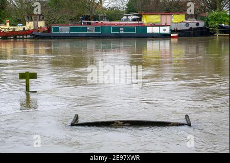 Old Windsor, Berkshire, Großbritannien. 3rd. Februar 2021. Untergetauchte Bänke auf dem Thames Path. Für die Themse in Old Windsor gibt es jetzt eine Überschwemmungswarnung. Hochwasser ist bereits in den Gärten der Häuser entlang des Flusses und des Themse Path. Es wird mit Sachüberflutungen gerechnet, und der Fluss an der Themse ist weiterhin sehr hoch. Diejenigen, die in der Nähe des Flusses leben, wurden gewarnt, den Hochwasserschutz zu aktivieren. Quelle: Maureen McLean/Alamy Live News Stockfoto