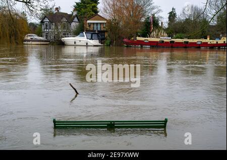 Old Windsor, Berkshire, Großbritannien. 3rd. Februar 2021. Untergetauchte Bänke auf dem Thames Path. Für die Themse in Old Windsor gibt es jetzt eine Überschwemmungswarnung. Hochwasser ist bereits in den Gärten der Häuser entlang des Flusses und des Themse Path. Es wird mit Sachüberflutungen gerechnet, und der Fluss an der Themse ist weiterhin sehr hoch. Diejenigen, die in der Nähe des Flusses leben, wurden gewarnt, den Hochwasserschutz zu aktivieren. Quelle: Maureen McLean/Alamy Live News Stockfoto