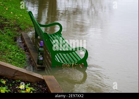 Old Windsor, Berkshire, Großbritannien. 3rd. Februar 2021. Untergetauchte Bänke auf dem Thames Path. Für die Themse in Old Windsor gibt es jetzt eine Überschwemmungswarnung. Hochwasser ist bereits in den Gärten der Häuser entlang des Flusses und des Themse Path. Es wird mit Sachüberflutungen gerechnet, und der Fluss an der Themse ist weiterhin sehr hoch. Diejenigen, die in der Nähe des Flusses leben, wurden gewarnt, den Hochwasserschutz zu aktivieren. Quelle: Maureen McLean/Alamy Live News Stockfoto