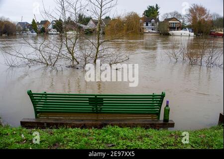 Old Windsor, Berkshire, Großbritannien. 3rd. Februar 2021. Untergetauchte Bänke auf dem Thames Path. Für die Themse in Old Windsor gibt es jetzt eine Überschwemmungswarnung. Hochwasser ist bereits in den Gärten der Häuser entlang des Flusses und des Themse Path. Es wird mit Sachüberflutungen gerechnet, und der Fluss an der Themse ist weiterhin sehr hoch. Diejenigen, die in der Nähe des Flusses leben, wurden gewarnt, den Hochwasserschutz zu aktivieren. Quelle: Maureen McLean/Alamy Live News Stockfoto