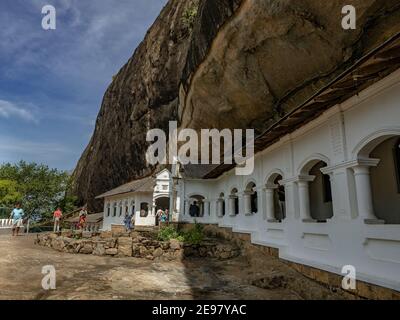 DAMBULLA, SRI LANKA - 12. März 2019: Blick auf die Dambula-Höhlen. Horizontale Aufnahme. Stockfoto