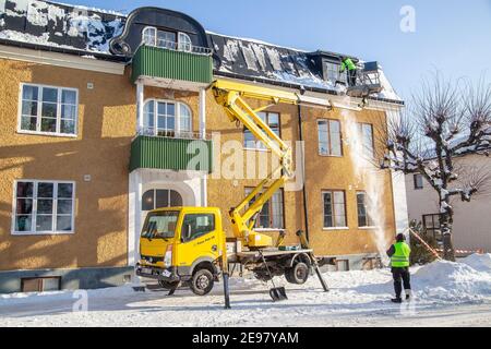 Arbeiter am Skilift, der den Dachschnee in Malmkoping entfernt. Foto: Bo Arrhed Stockfoto