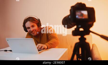 Junger Mann spielen Spiel auf Laptop und Aufnahme auf dslr-Kamera. Hochwertige Fotos Stockfoto