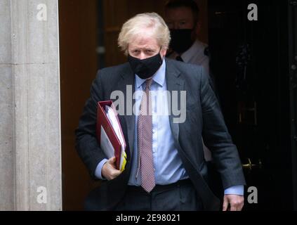 London, Großbritannien. Februar 2021, 3rd. Premierminister des Vereinigten Königreichs, Boris Johnson, verlässt die Downing Street 10, um in das Parlament zu gehen, um Fragen der Premierminister zu stellen. Er wird Keir Starmer gegenüber dem Versandkarton sehen. Kredit: Mark Thomas/Alamy Live Nachrichten Stockfoto
