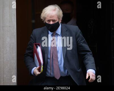 London, Großbritannien. Februar 2021, 3rd. Premierminister des Vereinigten Königreichs, Boris Johnson, verlässt die Downing Street 10, um in das Parlament zu gehen, um Fragen der Premierminister zu stellen. Er wird Keir Starmer gegenüber dem Versandkarton sehen. Kredit: Mark Thomas/Alamy Live Nachrichten Stockfoto