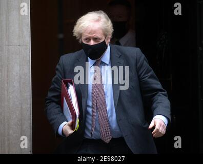 London, Großbritannien. Februar 2021, 3rd. Premierminister des Vereinigten Königreichs, Boris Johnson, verlässt die Downing Street 10, um in das Parlament zu gehen, um Fragen der Premierminister zu stellen. Er wird Keir Starmer gegenüber dem Versandkarton sehen. Kredit: Mark Thomas/Alamy Live Nachrichten Stockfoto