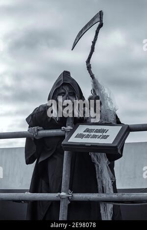 Immer ein Töten dieser Zeit des Jahres, grimmig reaper schwingende Sense nimmt an Weymouth Karneval in Weymouth, Dorset UK im August Stockfoto