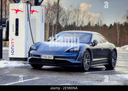 Porsche Taycan 4S Elektroauto laden bei Ionity. Paimio, Finnland 23. Januar 21. Porsche Taycan wurde 2020 erstmals vorgestellt und ist das erste vollelektrische Auto von Porsch Stockfoto