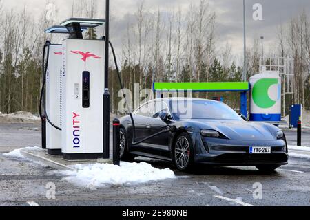 Porsche Taycan 4S Elektroauto laden bei Ionity. Paimio, Finnland 23. Januar 21. Porsche Taycan wurde 2020 erstmals vorgestellt und ist das erste vollelektrische Auto von Porsch Stockfoto