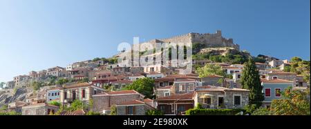 Molyvos Stadt, Panoramablick auf das malerischste traditionelle Dorf der Insel Lesvos, Griechenland mit seiner byzantinischen Burg und den Steinhäusern. Stockfoto