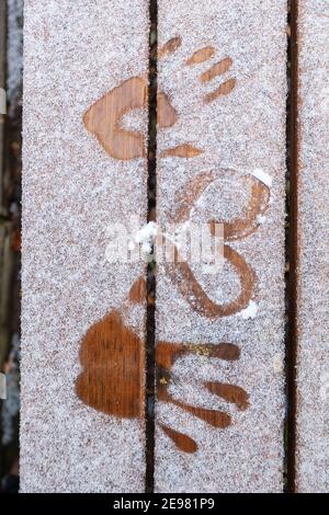 Zwei Liebende ziehen mit den Fingern in den Schnee, ziehen Herzen in den Schnee, eine süße und berührende Unterhaltung für das Brautpaar Stockfoto