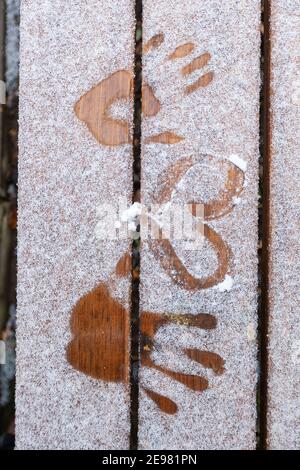 Zwei Liebende ziehen mit den Fingern in den Schnee, ziehen Herzen in den Schnee, eine süße und berührende Unterhaltung für das Brautpaar Stockfoto