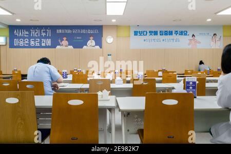 Seoul, Südkorea - COVID-19 Kampagne in der Cafeteria im Asan Medical Center. Banner mit der Aufschrift „beim Essen tanzen und aufhören zu reden“. Stockfoto