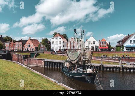 Fischerboote und Garnelenboote im Fischereihafen, Greetsiel, Niedersachsen, Deutschland, Europa Stockfoto