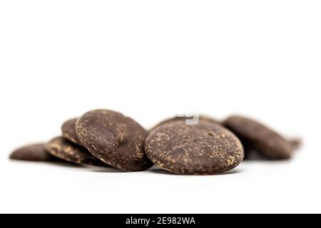 Eine Nahaufnahme von dunklen Schokoladen-Knöpfen mit selektivem Fokus Stockfoto