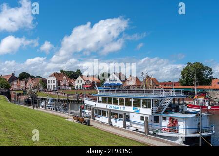 Touristenboot an der Anlegestelle im Fischereihafen, Greetsiel, Niedersachsen, Deutschland, Europa Stockfoto