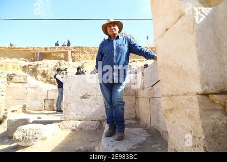 Kairo, Ägypten. Januar 2021, 17th. Zahi Hawass ist ein Archäologe und Ägyptologe, der an der archäologischen Stätte in der Nekropole von Saqqara, Ägypten, am 17. Januar 2021 zu sehen ist. ZUM INTERVIEW: Die Entdeckung des Grabtempels von Saqqara fügt der alten ägyptischen Geschichte eine neue Königin hinzu: Top-Ägyptologe.Quelle: Ahmed Gomaa/Xinhua/Alamy Live News Stockfoto