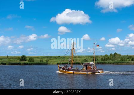 Garnelenboot in der Leyhoerner-Sieltief, Greetsiel, Niedersachsen, Deutschland, Europa Stockfoto