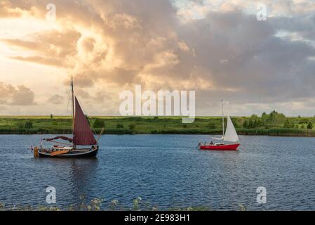 Traditioneller Flachboot-Segler in der Leyhoerner-Sieltief, Greetsiel, Niedersachsen, Deutschland, Europa Stockfoto