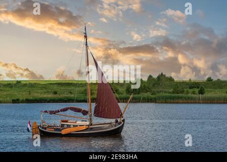 Traditioneller Flachboot-Segler in der Leyhoerner-Sieltief, Greetsiel, Niedersachsen, Deutschland, Europa Stockfoto