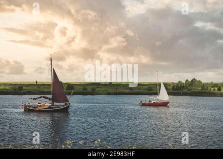 Traditioneller Flachboot-Segler in der Leyhoerner-Sieltief, Greetsiel, Niedersachsen, Deutschland, Europa Stockfoto